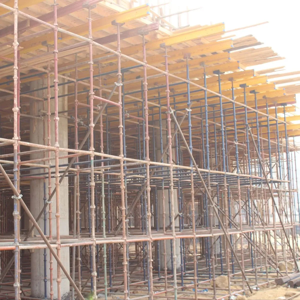 Échafaudage cuplock supportant le coffrage de dalle sur chantier